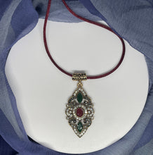Cargar imagen en el visor de la galería, Pendant necklace with burgundy silky rope