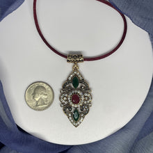 Cargar imagen en el visor de la galería, Pendant necklace with burgundy silky rope
