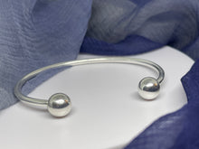Cargar imagen en el visor de la galería, 925 Sterling silver round ball, screw tips starter charm bangle, adjustable cuff bracelet