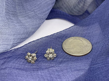 Cargar imagen en el visor de la galería, 925 Silver Flower with Zirconia Stone Stud Earrings