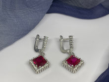 Cargar imagen en el visor de la galería, 925 Silver Red Gem Special Cut Earrings