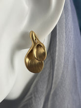 Cargar imagen en el visor de la galería, Ikita Paris Gold Color Stud Earrings