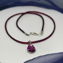 Cargar imagen en el visor de la galería, Pink drop pendant necklace with burgundy silky rope