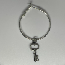 Cargar imagen en el visor de la galería, Lucky Hoop earring with key figure (one piece only)