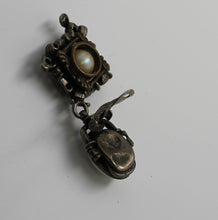 Load image into Gallery viewer, Vintage Metal &amp; Pearl Earring with Clip