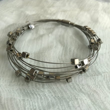 Cargar imagen en el visor de la galería, Metal bracelet-square metal beads-magnetic closure