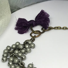 Cargar imagen en el visor de la galería, Vintage Necklace with ball bead and metal sequins (15.5 inches)