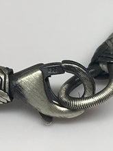 Cargar imagen en el visor de la galería, Hand-Woven Silver Bracelet Size 7 1/2&#39;&#39;, love knot