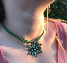 Cargar imagen en el visor de la galería, Vintage green glass beaded flavor shaped necklace