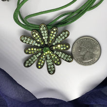 Cargar imagen en el visor de la galería, Vintage green glass beaded flavor shaped necklace